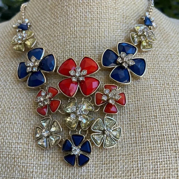 Flower Women Necklace - Picture 4 of 6